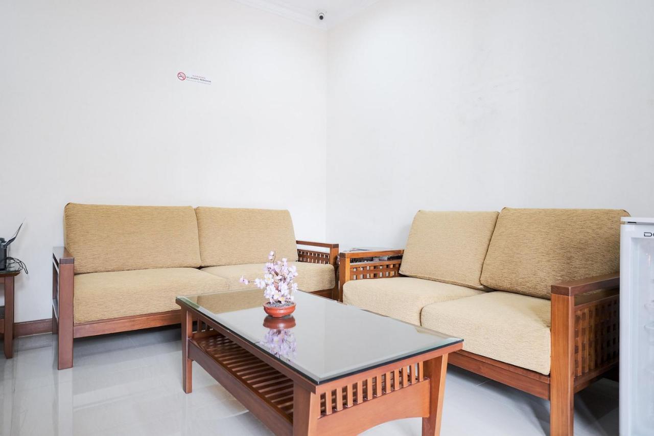 Wisma Delapan Mitra Reddoorz Jakarta Exteriör bild