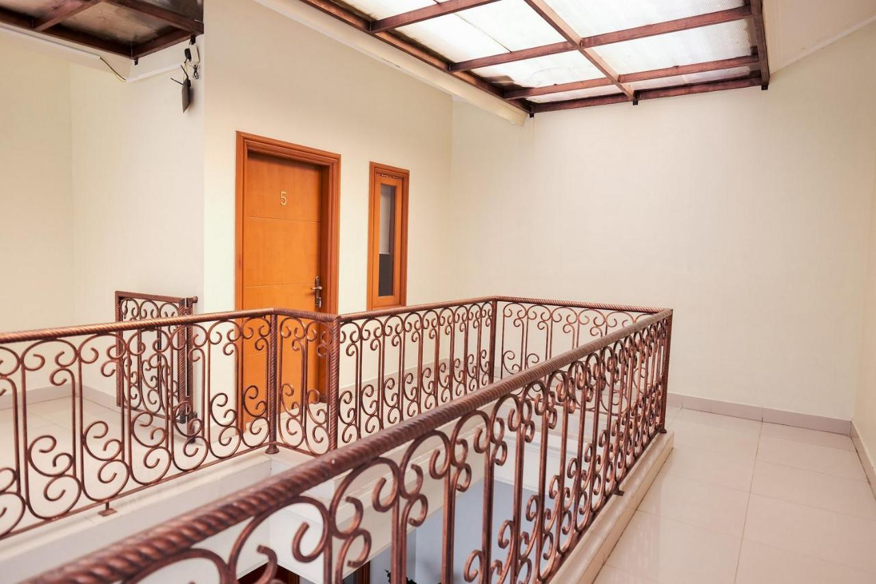 Wisma Delapan Mitra Reddoorz Jakarta Exteriör bild