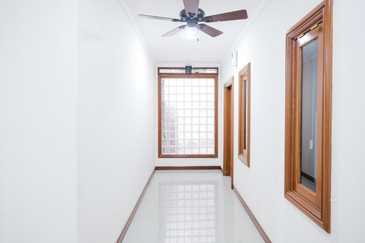 Wisma Delapan Mitra Reddoorz Jakarta Exteriör bild