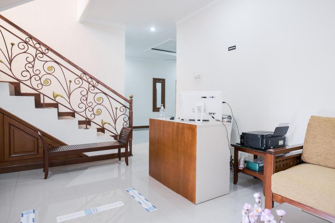 Wisma Delapan Mitra Reddoorz Jakarta Exteriör bild