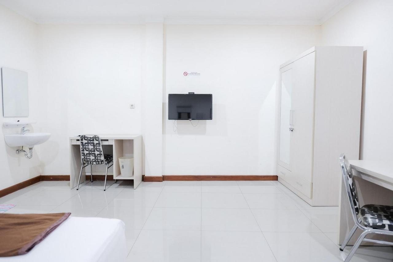 Wisma Delapan Mitra Reddoorz Jakarta Exteriör bild
