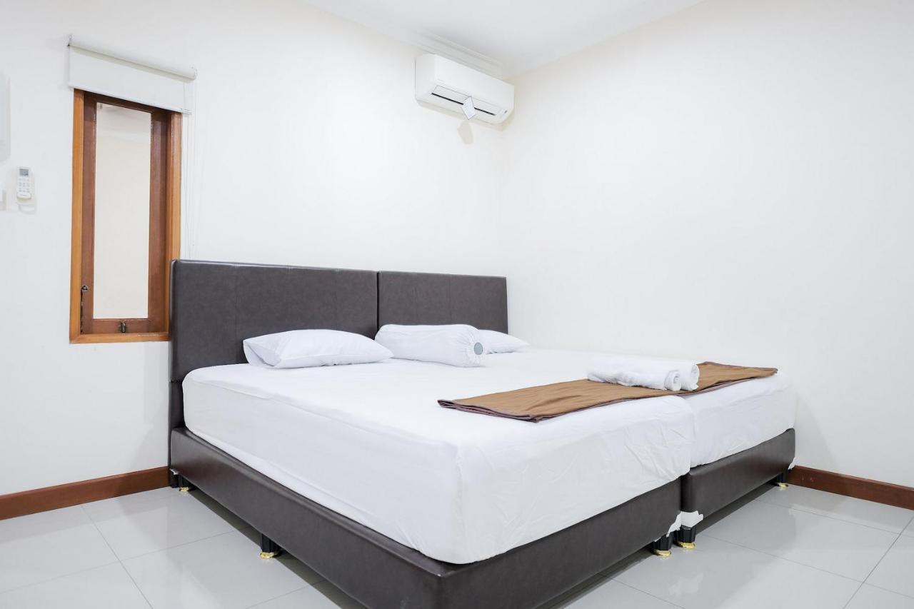 Wisma Delapan Mitra Reddoorz Jakarta Exteriör bild