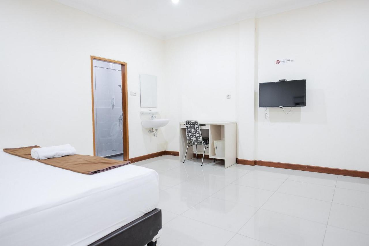 Wisma Delapan Mitra Reddoorz Jakarta Exteriör bild