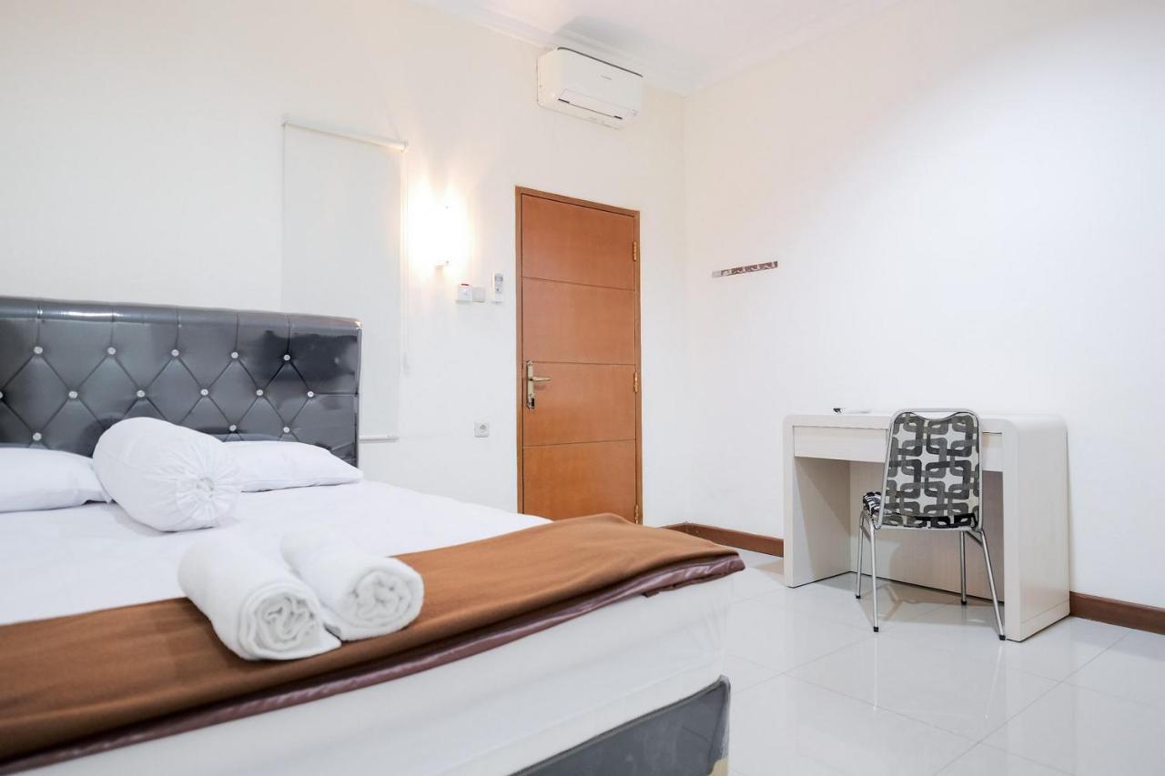 Wisma Delapan Mitra Reddoorz Jakarta Exteriör bild