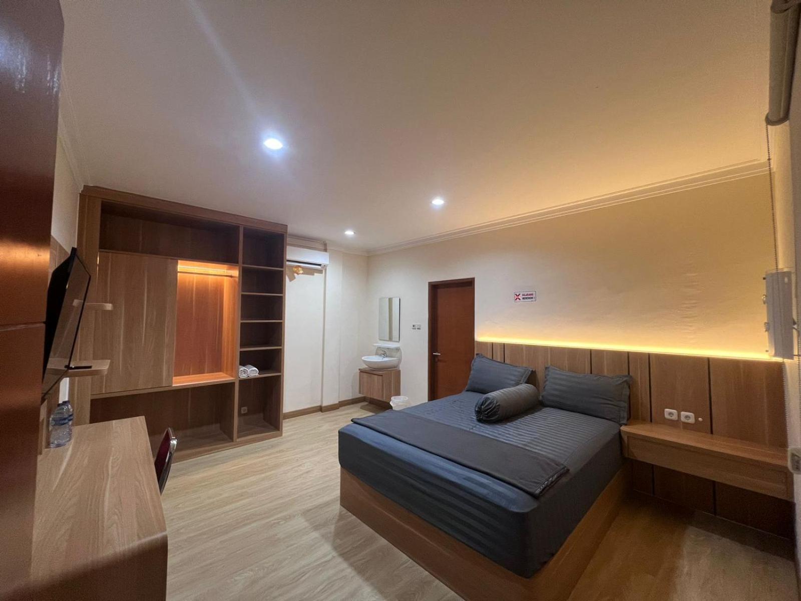 Wisma Delapan Mitra Reddoorz Jakarta Exteriör bild